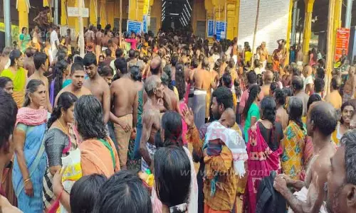 உவரி சுயம்புலிங்க சுவாமி கோவிலில் வைகாசி விசாக திருவிழா ; பக்தர்கள் கடல்மண் சுமந்து  நேர்த்திக்கடன் செலுத்தினர்