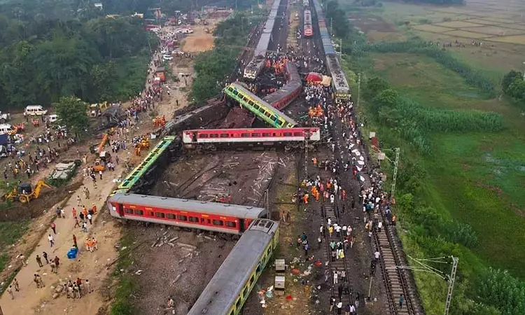 மாற்று தண்டவாளத்தில் 127 கி.மீ. வேகத்தில் சென்ற... ... ஒடிசா ரெயில் விபத்து பலி எண்ணிக்கை 288 ஆக அதிகரிப்பு- 56 பேர் கவலைக்கிடம் மாற்று தண்டவாளத்தில் 127 கி.மீ. வேகத்தில் சென்ற... ... ஒடிசா ரெயில் விபத்து பலி எண்ணிக்கை 288 ஆக அதிகரிப்பு- 56 பேர் கவலைக்கிடம்