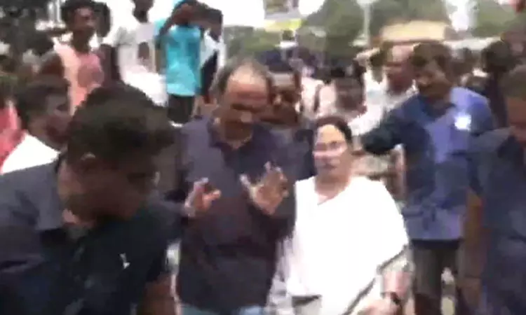 ஒடிசா ரயில் விபத்து குறித்து நேரில் ஆய்வு செய்த... ... ஒடிசா ரெயில் விபத்து பலி எண்ணிக்கை 288 ஆக அதிகரிப்பு- 56 பேர் கவலைக்கிடம் ஒடிசா ரயில் விபத்து குறித்து நேரில் ஆய்வு செய்த... ... ஒடிசா ரெயில் விபத்து பலி எண்ணிக்கை 288 ஆக அதிகரிப்பு- 56 பேர் கவலைக்கிடம்