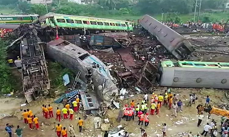 ஒடிசா மாநில சுகாதாரத்துறை வெளியிட்டுள்ள தகவல்படி,... ... ஒடிசா ரெயில் விபத்து பலி எண்ணிக்கை 288 ஆக அதிகரிப்பு- 56 பேர் கவலைக்கிடம் ஒடிசா மாநில சுகாதாரத்துறை வெளியிட்டுள்ள தகவல்படி,... ... ஒடிசா ரெயில் விபத்து பலி எண்ணிக்கை 288 ஆக அதிகரிப்பு- 56 பேர் கவலைக்கிடம்