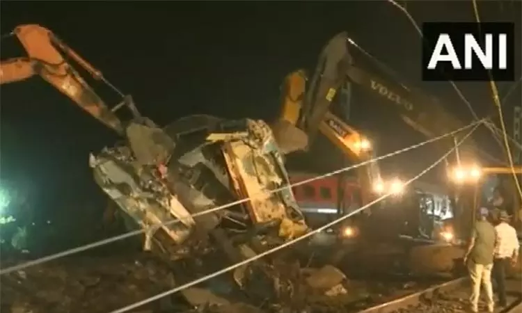 ஒடிசா விபத்தில் உருக்குலைந்த ரெயில் பெட்டிகளை... ... ஒடிசா ரெயில் விபத்து பலி எண்ணிக்கை 288 ஆக அதிகரிப்பு- 56 பேர் கவலைக்கிடம் ஒடிசா விபத்தில் உருக்குலைந்த ரெயில் பெட்டிகளை... ... ஒடிசா ரெயில் விபத்து பலி எண்ணிக்கை 288 ஆக அதிகரிப்பு- 56 பேர் கவலைக்கிடம்