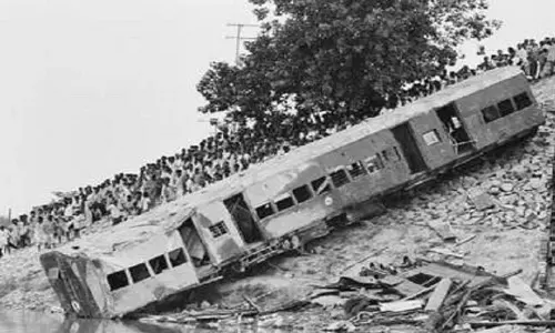 நேற்று நடந்ததை விட மிக கோர விபத்து.. இந்தியாவில் 800 உயிரை பறித்த அந்த விபத்து நடந்தது எங்கே...? நேற்று நடந்ததை விட மிக கோர விபத்து.. இந்தியாவில் 800 உயிரை பறித்த அந்த விபத்து நடந்தது எங்கே...?