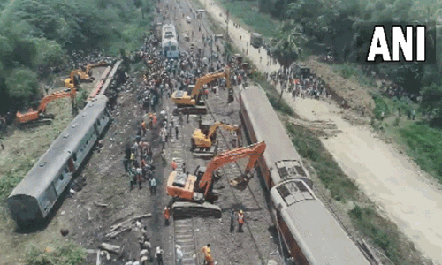 விபத்துக்குள்ளான ரெயில்களின் பெட்டிகள், கிரேன் உதவியுடன் அகற்றும் பணிகள் விறுவிறுப்பு