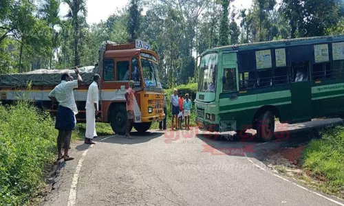 லாரி பழுதாகி நின்றதால் போக்குவரத்து பாதிப்பு லாரி பழுதாகி நின்றதால் போக்குவரத்து பாதிப்பு