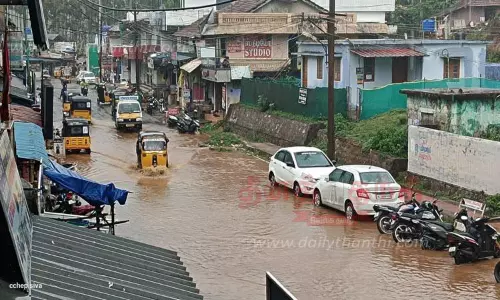 சாலையில் தேங்கி நிற்கும் மழைநீர்