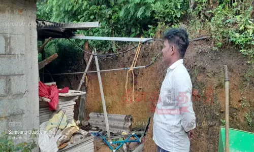 காட்டு யானை தாக்கி கூடாரம் சேதம் காட்டு யானை தாக்கி கூடாரம் சேதம்