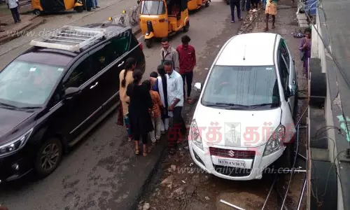 கூடலூரில் கார் விபத்து கூடலூரில் கார் விபத்து