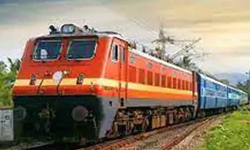 ஓடும் ரெயிலில் இருந்து தவறி விழுந்த வாலிபர் படுகாயம்