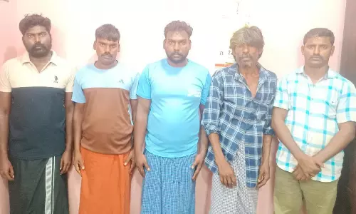 காதல் மனைவியை தலையணையால் அமுக்கி கொல்ல முயற்சி