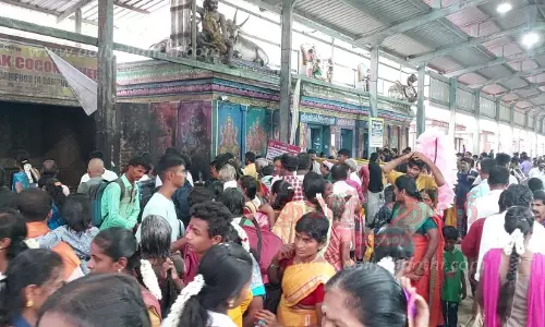 திருநள்ளாறு சனீஸ்வரர் கோவிலில் குவிந்த பக்தர்கள் திருநள்ளாறு சனீஸ்வரர் கோவிலில் குவிந்த பக்தர்கள்