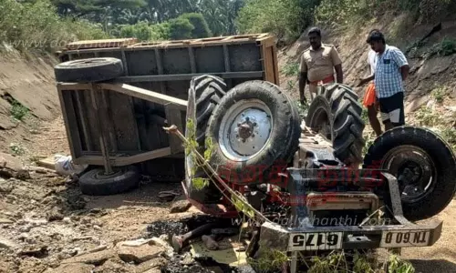 பி.ஏ.பி. கால்வாயில் டிராக்டர் கவிழ்ந்து வாலிபர் பலி