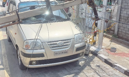 மின்கம்பம் விழுந்து கார் சேதம் மின்கம்பம் விழுந்து கார் சேதம்