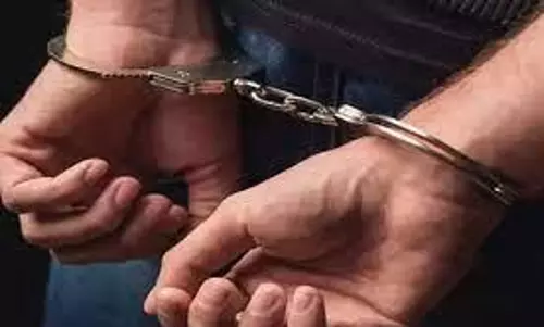 தொழிலாளியிடம் கத்திமுனையில் பணம் பறித்த 4 பேர் கைது தொழிலாளியிடம் கத்திமுனையில் பணம் பறித்த 4 பேர் கைது