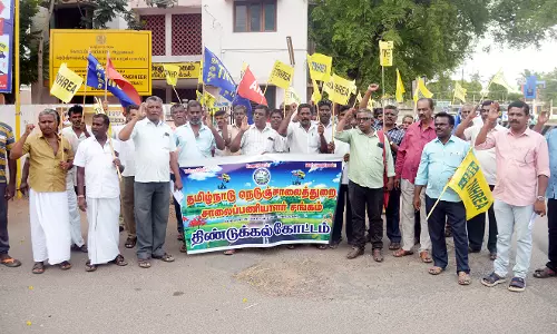 திண்டுக்கல்லில் சாலை பணியாளர்கள் போராட்டம்