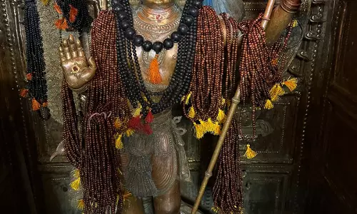 பாதாள செம்பு முருகன் கோவிலில் கருங்காலி மாலைகள் சாத்தி பக்தர்கள் வழிபாடு பாதாள செம்பு முருகன் கோவிலில் கருங்காலி மாலைகள் சாத்தி பக்தர்கள் வழிபாடு