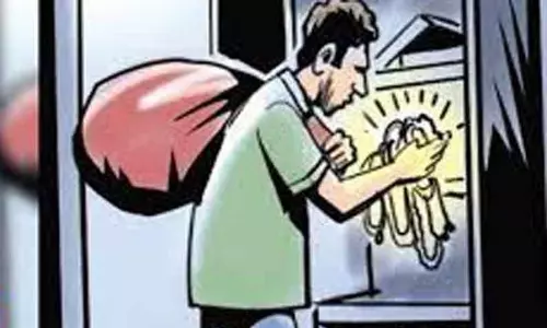 வீடுகளின் பூட்டை உடைத்து நகை-பணம் திருட்டு வீடுகளின் பூட்டை உடைத்து நகை-பணம் திருட்டு