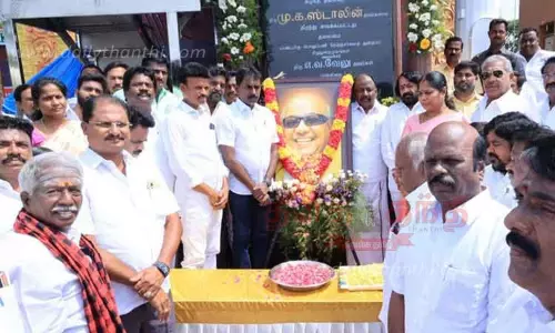 கருணாநிதி சிலைக்கு மாலை அணிவித்து மரியாதை