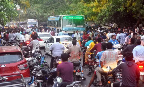 புதுவை-கடலூர் சாலையில் கடும் போக்குவரத்து பாதிப்பு