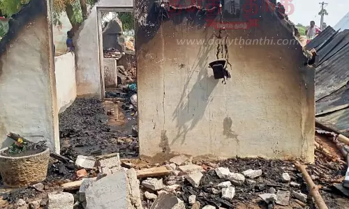 வேலகவுண்டம்பட்டி அருகே மின்கசிவால் குடிசையில் தீ விபத்துரூ.10 லட்சம் பொருட்கள் எரிந்து சேதம் வேலகவுண்டம்பட்டி அருகே மின்கசிவால் குடிசையில் தீ விபத்துரூ.10 லட்சம் பொருட்கள் எரிந்து சேதம்