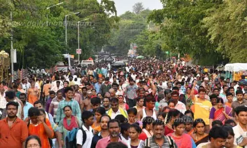 பவுர்ணமியையொட்டி ஆயிரக்கணக்கான பக்தர்கள் விடிய, விடிய கிரிவலம்