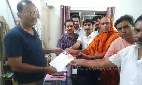 நகைக்கடை உரிமையாளரை தாக்கியவர்களை கைது செய்யக்கோரி போலீசில் புகார்