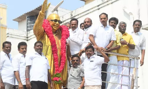 கருணாநிதி சிலைக்கு தி.மு.க.வினர் மாலை அணிவிப்பு