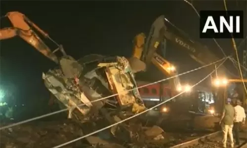 ஒடிசா விபத்தில் உருக்குலைந்த ரெயில் பெட்டிகள்: இரவிலும் தொடரும் மறுசீரமைப்பு பணிகள்