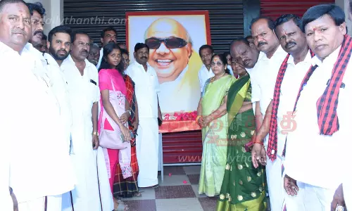 நூற்றாண்டு விழாவையொட்டி கருணாநிதி உருவப்படத்திற்கு தி.மு.க.வினர் மரியாதை-ரெயில் விபத்தில் பலியானவர்களுக்கு அஞ்சலி செலுத்தினர்