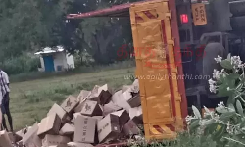 நல்லம்பள்ளி அருகே மதுபாட்டில்கள் ஏற்றிச்சென்ற லாரி கவிழ்ந்து விபத்து