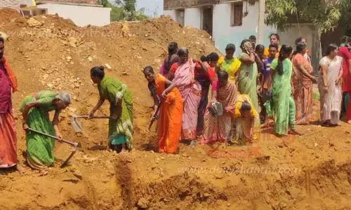 செல்போன் கோபுரம் அமைக்க பொதுமக்கள் எதிர்ப்பு செல்போன் கோபுரம் அமைக்க பொதுமக்கள் எதிர்ப்பு