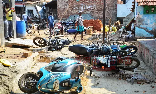 மதுரை கோவில் திருவிழாவில்  ஆடல்-பாடல் நிகழ்ச்சி தகராறால் இருதரப்பினர் மோதல்; 3 பேர் காயம் - 30 மோட்டார் சைக்கிள்கள்-கார் உடைப்பு