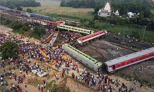 ஒடிசா ரெயில் விபத்தில் தற்போது வரை 10 பேரை தொடர்பு கொள்ள முடியவில்லை - தமிழக குழு தகவல் ஒடிசா ரெயில் விபத்தில் தற்போது வரை 10 பேரை தொடர்பு கொள்ள முடியவில்லை - தமிழக குழு தகவல்