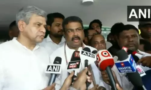 ஒடிசா ரெயில் விபத்து; சிகிச்சை பெற்றவர்கள் வசதிக்காக சென்னை உள்பட 5 நகரங்களுக்கு சிறப்பு ரெயில்கள்:  மத்திய மந்திரி தகவல் ஒடிசா ரெயில் விபத்து; சிகிச்சை பெற்றவர்கள் வசதிக்காக சென்னை உள்பட 5 நகரங்களுக்கு சிறப்பு ரெயில்கள்:  மத்திய மந்திரி தகவல்