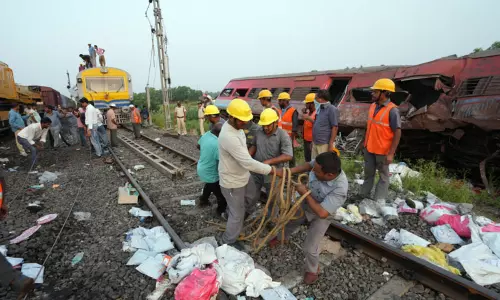 ரெயில் விபத்து: பலி எண்ணிக்கை 288 அல்ல, 275 -  ஒடிசா   தலைமை செயலாளர் விளக்கம் ரெயில் விபத்து: பலி எண்ணிக்கை 288 அல்ல, 275 -  ஒடிசா   தலைமை செயலாளர் விளக்கம்