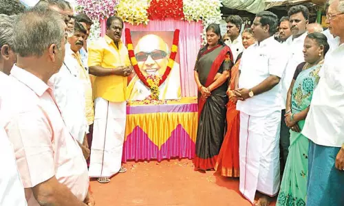 கருணாநிதி படத்துக்கு மலர்தூவி மரியாதை