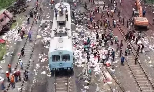 ஒடிசா ரெயில் விபத்து - நாளை காரக்பூரில் ரெயில்வே பாதுகாப்பு ஆணையர் விசாரணை ஒடிசா ரெயில் விபத்து - நாளை காரக்பூரில் ரெயில்வே பாதுகாப்பு ஆணையர் விசாரணை