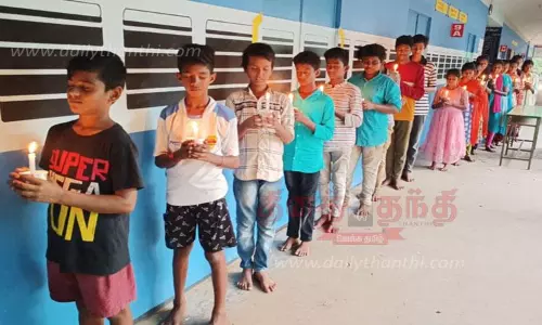 மெழுகுவர்த்தி ஏந்தி அரசு பள்ளி மாணவர்கள் அஞ்சலி
