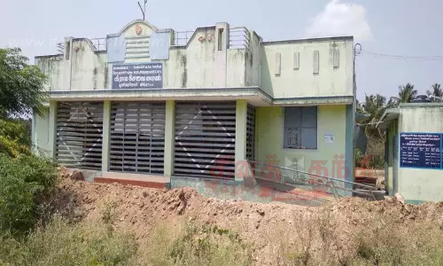 பூட்டி கிடக்கும் பூசாரிபட்டி கிராம சேவை மையம்