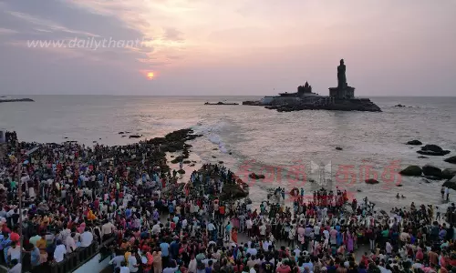 கன்னியாகுமரியில் சுற்றுலா பயணிகள் குவிந்தனர்