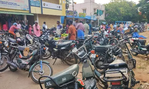 தாறுமாறாக நிறுத்தப்படும் வாகனங்களால் கடும் போக்குவரத்து நெருக்கடி தாறுமாறாக நிறுத்தப்படும் வாகனங்களால் கடும் போக்குவரத்து நெருக்கடி