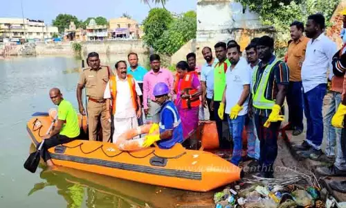 தெப்பக்குளத்தில் குப்பைகளை அகற்றும் பணி