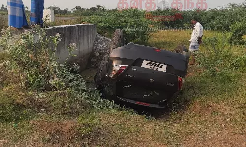 பள்ளத்தில் கவிழ்ந்த கார்