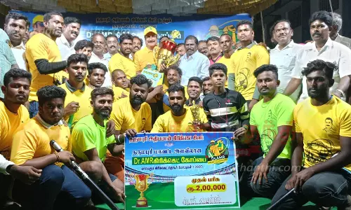 கிரிக்கெட் போட்டியில் வெற்றி பெற்ற அணிகளுக்கு பரிசு, கோப்பை