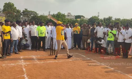 கிரிக்கெட் விளையாடிய அன்புமணி ராமதாஸ் எம்.பி.