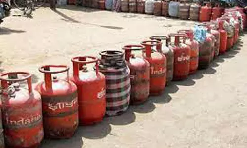 சமையல் கியாஸ் சிலிண்டர் வினியோகத்தில் தாமதம் சமையல் கியாஸ் சிலிண்டர் வினியோகத்தில் தாமதம்