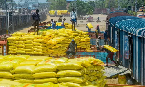 குறுவை சாகுபடிக்காக 2,637 டன் யூரியா உரம் தஞ்சை வந்தது