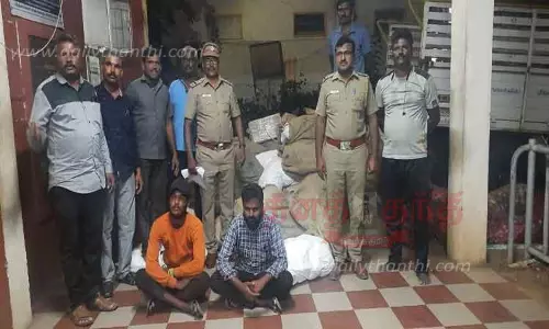 சரக்கு வேனில் கடத்தப்பட்ட ரூ.7 லட்சம் புகையிலை பொருட்கள் பறிமுதல் சரக்கு வேனில் கடத்தப்பட்ட ரூ.7 லட்சம் புகையிலை பொருட்கள் பறிமுதல்