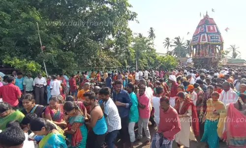 தர்மபுரி அருகே கோவில் தேர் பள்ளத்தில் சரிந்ததால் பரபரப்பு