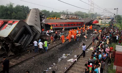 ஒடிசா ரெயில் விபத்து : காரக்பூரில் ரெயில்வே பாதுகாப்பு ஆணையர் இன்று விசாரணை ஒடிசா ரெயில் விபத்து : காரக்பூரில் ரெயில்வே பாதுகாப்பு ஆணையர் இன்று விசாரணை