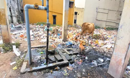 கொல்லச்சேரி ஊராட்சியில் மேல்நிலை நீர்த்தேக்க தொட்டியின் கீழ் பகுதியில் தேங்கி நிற்கும் கழிவுநீர்